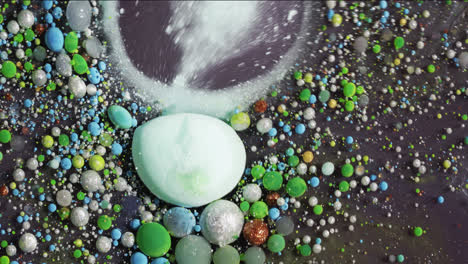 Abstrakte-Chemische-Reaktion-Mitose-Zellteilung-Chaotisch-Platzen-Mit-Fluid-Art-Acrylflüssigkeit-Makropartikel-Blasen-Fließender-Effekt