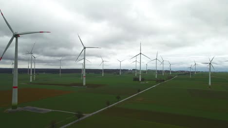 Energía-Limpia-En-Alemania:-Un-Parque-Eólico-Genera-Energía-En-Un-Día-Nublado-En-El-Norte-De-Rhine-westphalia