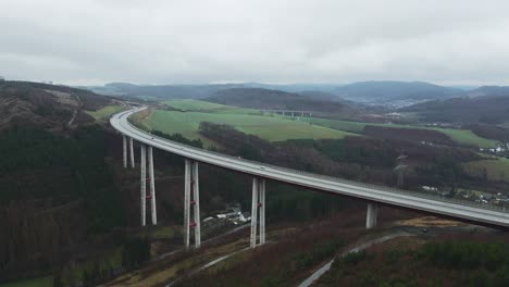 Maravilla-De-La-Ingeniería:-El-Puente-Talbrücke-Nuttlar-A-Gran-Altura-En-La-Región-De-Sauerland