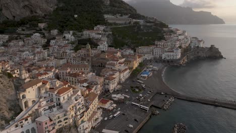 Amalfi,-Italien-Bei-Sonnenaufgang-Mit-Drohnenvideo-Der-Skyline,-Die-Sich-Von-Der-Seite-Vorwärts-Bewegt