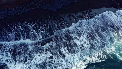 Vogelperspektive-Von-Wellen,-Die-Sanft-Am-Felsigen-Strand,-Teneriffa,-Spanien,-Verblassen