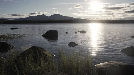 El-Sol-Brillante-Se-Refleja-En-El-Agua-Del-Lago-En-Femunden,-Noruega,-Vista-Estática