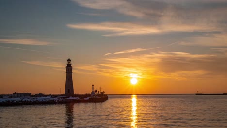 Zeitraffer-Des-Sonnenuntergangs-Hinter-Der-Aussichtsplattform-Des-Lake-Erie-Basin-Marina-An-Einem-Warmen-Sommerabend