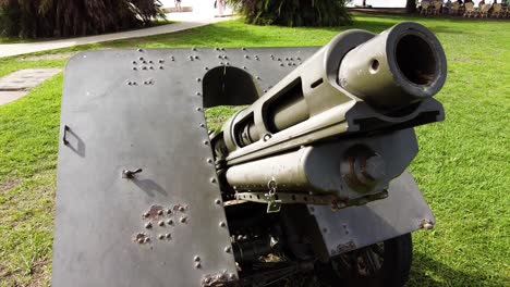 Primer-Plano-De-La-Pistola-Del-Tanque-Fuera-Del-Museu-Do-Combatiente-Cerca-De-La-Torre-De-Belem-En-Lisboa,-Portugal