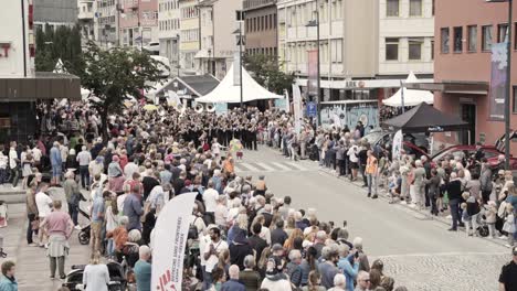 Beginning-of-Molde-Jazz-festival-with-crowds-of-people,-handheld-view