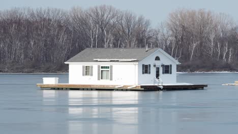 Bootshaus-Auf-Einem-Zugefrorenen-See