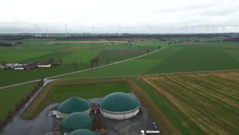 Nachhaltige-Landwirtschaft-In-Europa:-Eine-Luftaufnahme-Einer-Biogasanlage-Und-Eines-Landwirtschaftlichen-Betriebs-In-Deutschland