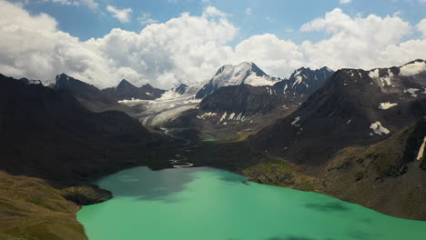 Langsame-Luftdrohnenaufnahme-Der-Bergkette,-Die-Den-Ala-Kol-See-In-Kirgisistan-Umkreist