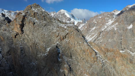 Toma-Aérea-Cinematográfica-Giratoria-De-Un-Gran-Pico-De-Montaña-En-El-Glaciar-Ak-sai-En-Kirguistán
