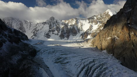 Aufschlussreiche-Filmische-Drohnenaufnahme-Einer-Weiten-Passage-Durch-Die-Gipfel-Des-Ak-Sai-Gletschers-In-Kirgisistan