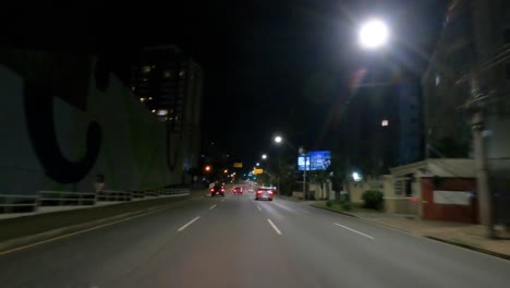 Autoverkehr-Nachts-Auf-Einer-Städtischen-Allee,-Hyperlapse-Video