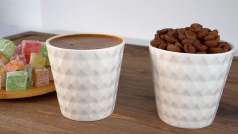 Türkischer-Kaffee-Mit-Türkischem-Genuss-Auf-Dem-Dynamischen-Slider-Shot-Des-Tisches
