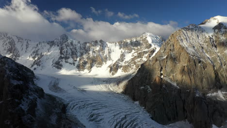 Epische-Filmische-Drohnenaufnahme-Einer-Großen-Passage-Durch-Die-Berge-Des-Ak-Sai-Gletschers-In-Kirgisistan