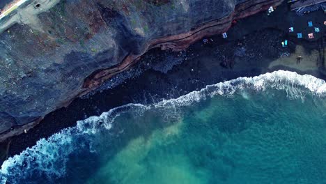 Überkopfaufnahme-Einer-Langen-Welle,-Die-Sanft-Am-Felsigen-Strand,-Teneriffa,-Spanien,-Verblasst