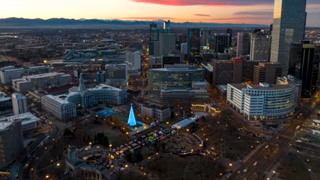 Unglaubliche-Zeitrafferaufnahme-Aus-Der-Luft-Des-Civic-Center-Park-Während-Der-Weihnachtszeit-In-Denver-Während-Eines-Sonnenuntergangs