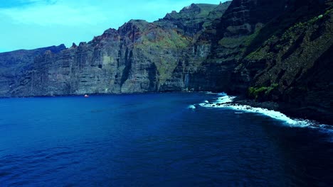 Cinematic-shot-Of-Blue-Sea-Water-Under-High-Mountains-In-Tenerife-Island,-Spain