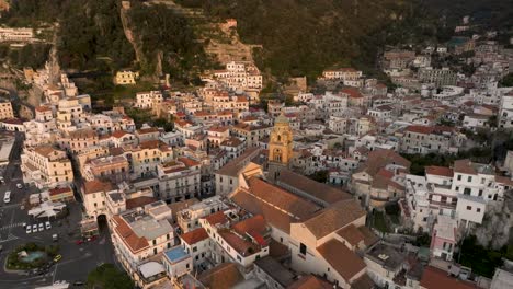 Amalfi,-Italien-Bei-Sonnenaufgang-Mit-Drohnenvideo-Der-Skyline,-Die-Sich-In-Richtung-Stadt-Neigt