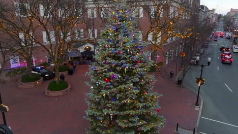Steigende-Antenne-Des-Weihnachtsbaums-Auf-Dem-Platz-In-Der-Innenstadt-Von-Lancaster-PA