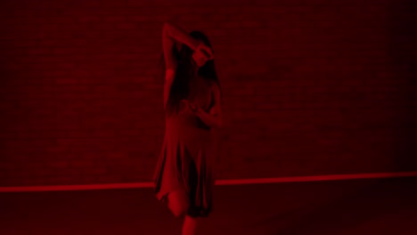 Schnelle-Tänzerin,-Die-In-Roter-Beleuchtung-Tanzt