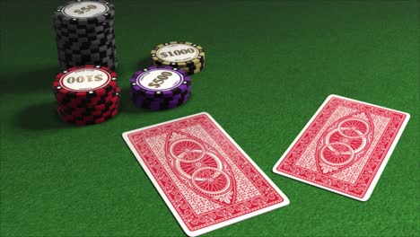 Karten,-Die-Auf-Einen-Pokertisch-Mit-Stapeln-Von-Spielchips-Ausgeteilt-Werden---Pokerhände---Ein-Paar-Spielkarten,-Die-Verdeckt-Mit-Rot-Gemusterten-Rückseiten-Ausgeteilt-Werden