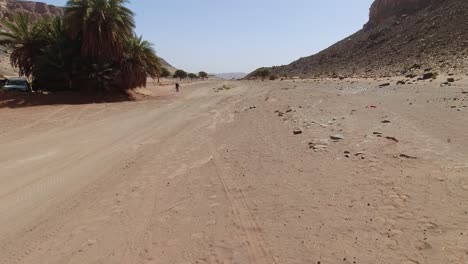 Neben-Einem-Rallye-Fotografen-In-Der-Wüste-Fahren
