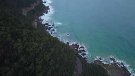 Australia-Great-Ocean-Road-Pan-Up-Epic-Drive-Impresionante-Escena-Oceánica-Establecimiento-Filmada-Por-Taylor-Brant-Película
