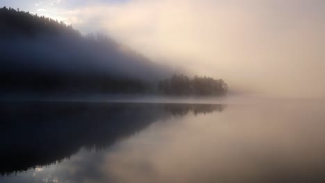 Magische-Bedingungen-Am-See,-Kalter-Herbstmorgen-In-Norwegen