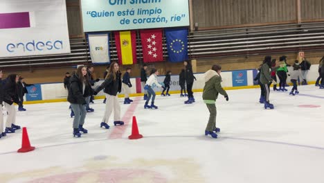 Schwenken-Der-Rechten-Ansicht,-Die-Viele-Menschen-Zeigt,-Die-In-Einer-Eishalle-In-Spanien-Eislaufen