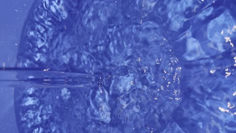 Nahaufnahme-Von-Wasser,-Das-Blauen-Eimer-Füllt