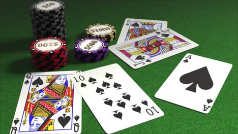 Karten,-Die-Auf-Einen-Pokertisch-Mit-Stapeln-Von-Spielchips-Ausgeteilt-Werden---Pokerhände---Starkes-Blatt---Royal-Flush-In-Pik---Zehn,-Bube,-Dame,-König,-Ass