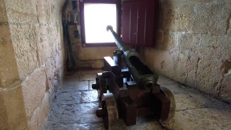Ancient-Cannon-Inside-Belem-Tower-Facing-On-Embrasure-In-The-Fort-Wall-In-Lisbon,-Portugal
