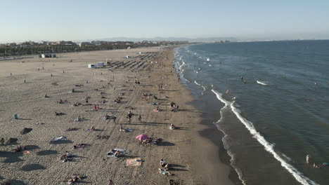 Drohnenvideo-Eines-Sommertages-An-Einem-Strand-In-Valencia,-Spanien