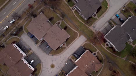 Vista-Aérea-Cinematográfica-De-Casas-Residenciales-En-Vernon-Hills-Illinois-4k