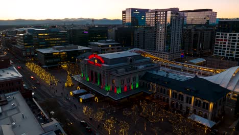 Aerial-hyperlapse-of-the-sun-setting-behind-Union-Station-in-Denver,-Colorado-during-the-holidays