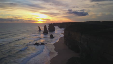 Australien-Zwölf-Apostel-Drohne-Große-Ozeanstraße-Melbourne-Filmische-Pan-Ozeanlandschaft-Mit-Wunderschönem-Atemberaubenden-Sonnenuntergang-Von-Taylor-Brant-Film