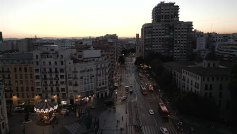 Sonnenuntergangsdrohnenvideo-über-Stadtstraße-In-Valencia,-Spanien
