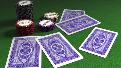 Karten,-Die-Auf-Einen-Pokertisch-Mit-Stapeln-Von-Spielchips-Ausgeteilt-Werden---Pokerhände---Fünf-Verdeckte-Karten-Mit-Blau-Gemusterten-Rückseiten
