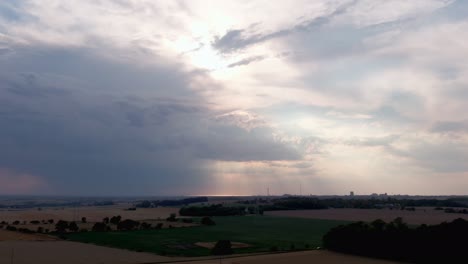 Sonnenuntergang-Auf-Einem-Weiten-Weizenfeld-Mit-Schönen-Lichtstrahlen-Aus-Der-Ferne