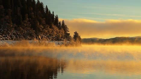 Asombrosa-Luz-Naranja-Del-Amanecer-Sobre-El-Lago-Jonsvatnet-En-Noruega