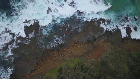 Australia-Great-Ocean-Road-Mirando-Hacia-Abajo-Spin-Drone-Epic-Drive-Impresionante-Escena-Oceánica-Establecimiento-Tiro-2-Por-Taylor-Brant-Película