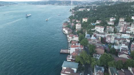 Houses-overlooking-the-sea-in-Kuzguncuk