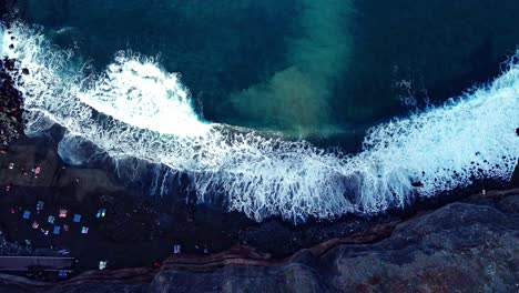 Vogelperspektive-Von-Wellen,-Die-Sanft-An-Einem-Magischen-Felsigen-Strand,-Teneriffa,-Spanien,-Plätschern