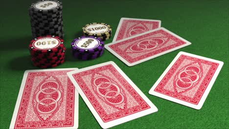 Karten,-Die-Auf-Einen-Pokertisch-Mit-Stapeln-Von-Spielchips-Ausgeteilt-Werden---Pokerhände---Fünf-Verdeckte-Karten-Mit-Rot-Gemusterten-Rückseiten