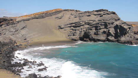 Wellen-Krachen-Gegen-Die-Küste-Am-Grünen-Sandstrand-In-Hawaii
