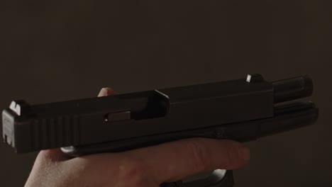 Vista-Amplia-De-La-Pistola-Glock-17-Con-Una-Ronda-En-Vivo