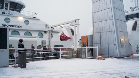 Passagiere-Sahen-Im-Januar-2023-Bei-Schnee,-Wie-Sie-Das-Dronningen-schiff-In-Aker-Brygge-Bestiegen