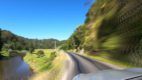 POV-Des-Autos,-Der-Auf-Der-Straße-Fährt,-Um-Dämpferfälle-Mit-Grünen-Landschaften-In-Neuseeland-Zu-Montieren