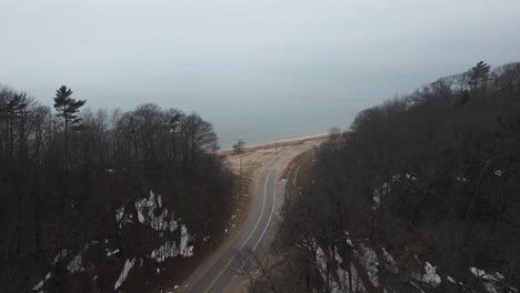 Saisonale-Straßensperrungen-Nach-Starkem-Schneefall-An-Der-Küste-Von-Michigan