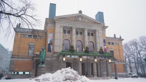 Schneehaufen-Vor-Dem-Nationaltheater-In-Oslo-Am-Wintertag-Im-Januar-2023