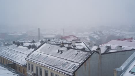 Día-Frío-Nublado-Con-Nieve-Cayendo-Sobre-Los-Tejados-En-Sankt-Hanshaugen,-Oslo